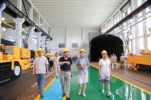 夏日送清涼 | 青浦區(qū)總工會領(lǐng)導(dǎo)赴上海創(chuàng)力集團開展高溫慰問活動(圖2) 夏日送清涼 | 青浦區(qū)總工會領(lǐng)導(dǎo)赴上海創(chuàng)力集團開展高溫慰問活動(圖2)